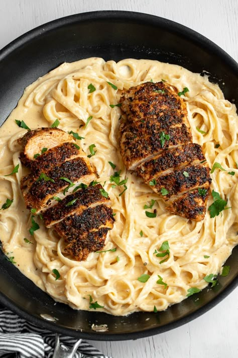 This quick and easy recipe uses pasta with homemade Alfredo sauce and tender, super flavorful chicken breasts. Blackened Chicken Fettuccine Alfredo, Plat Healthy, Blackened Chicken Alfredo, Homemade Chicken Alfredo, Spicy Chicken Pasta, Chicken Fettuccine Alfredo, Pasta Recipes Alfredo, Pasta Alfredo, Lasagna Ingredients