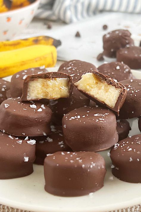 This Frozen Chocolate Banana Bites Recipe is an easy treat made with banana slices dipped in melted chocolate and frozen solid. A healthy snack that tastes like ice cream and is perfect for summer! Frozen Chocolate Banana Bites, Chocolate Dipped Banana Bites, Jello Pudding Pops, Chocolate Banana Bites, Frozen Chocolate Bananas, Chocolate Covered Bananas Frozen, Banana Desserts, Chocolate Dipped Bananas, Banana Dip