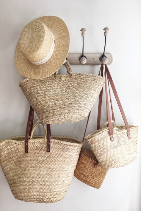 Charming French market baskets from Vivi et Margot hang from a hook in a French farmhouse. #vivietmargot #frenchmakret #frenchbaskets #marketbaskets #summerliving #rusticdecor #frenchcountry French Country Baskets, Country Living Room Design, French Country Rug, French Farmhouse Kitchen, French Market Basket, Decor Images, French Country Bathroom, French Farmhouse Style, French Baskets