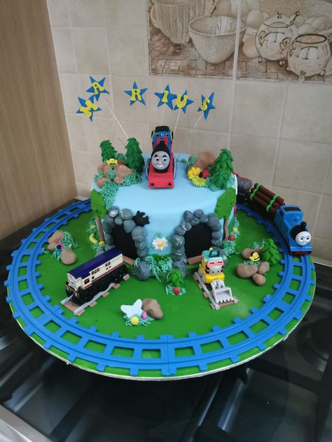 Thomas Cake Design, Train Party Cake, Train Cakes For Boys, Train Theme Cake, Thomas Train Birthday Cake, Thomas The Train Birthday Cake, Thomas And Friends Cake, Rel Kereta, Thomas The Train Cake