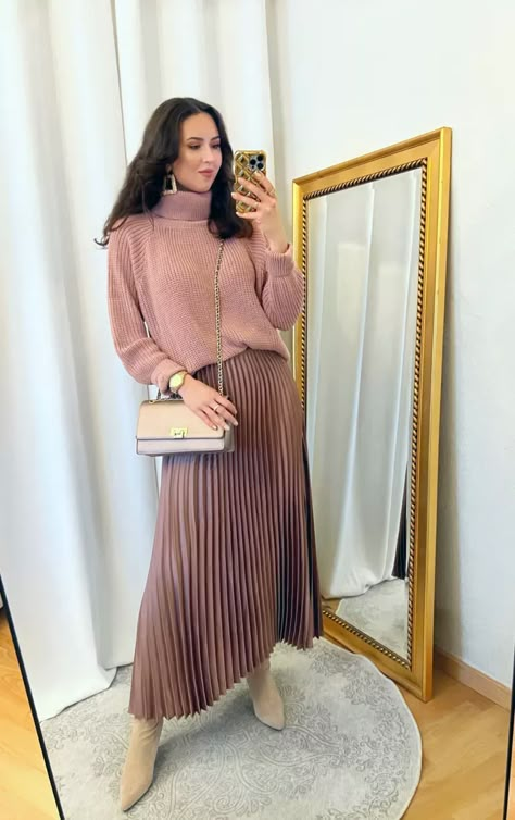 Monochrome Dusty Pink Sweater and Long Pleated Skirt Outfit – IN AN ELEGANT FASHION Pleated Skirt For Winter, Pleated Midi Skirt Sweater, Monochrome Pleated Skirt Outfit, Rose Gold Pleated Skirt Outfit, Mauve Pleated Skirt Outfit, Pleated Skirt Outfit With Sweater, Long Pink Skirt Outfit Winter, Long Pleated Skirt Winter Outfit, Pink Pleated Midi Skirt Outfit