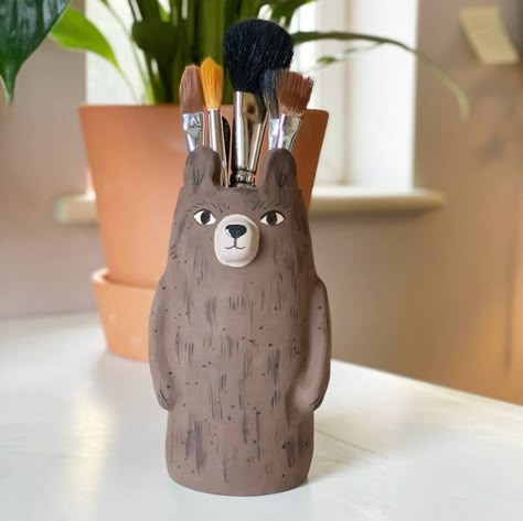 Animal Vase, Ceramic Bear, Bear Ceramic, Unique Desk, Pottery Animals, Pottery Handbuilding, Tanah Liat, Diy Ceramic, Pottery Crafts