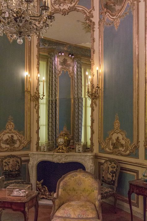 Royal Fireplace, Aesthetic Palace, French Chateau Interiors, Fireplace Aesthetic, Female Spy, Sky Castle, Chateaux Interiors, Historical Interior, French Designs