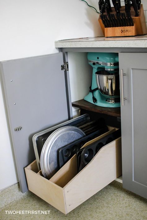 Build a pullout cookie sheet drawer for your kitchen. #twofeetfirst #diy #kitchen #kitchenorganize Easy Storage Hacks, Organiser Cucina, Kitchen Drawer Organizers, Kitchen 2024, Small Kitchen Organization, Diy Kitchen Storage, Popular Kitchens, Kitchen Drawers, Kitchen Remodeling Projects