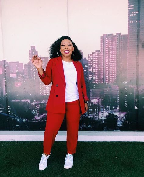 Suits And Sneakers Black Women, Lawyer Bae, Curvy Work Outfit, Red Blazer Outfit, Red Pantsuit, Black Suit Dress, All Black Suit, Suits And Sneakers, Suit Man