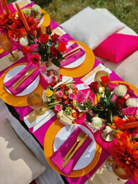 Neon Dinner Party, Thanksgiving Dinner Aesthetic, Pink And Orange Party, Friendsgiving Theme Ideas, Simple Thanksgiving Dinner, Thanksgiving Tablescapes Simple, Tablescapes Simple, Aesthetic Dinner Party, Thanksgiving Table Settings Elegant