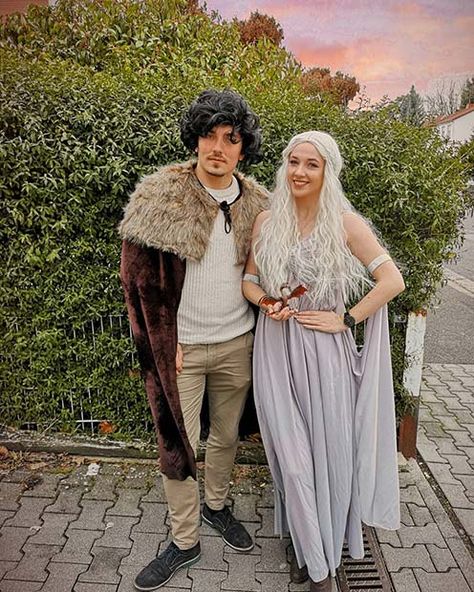 Daenerys And Jon Snow Costume, Khaleesi Halloween Costume, Hermione Costume, Couples Costumes For Halloween, Jon Snow Costume, Game Of Thrones Halloween, Halloween Costume Game, Jon Snow And Daenerys, Got Costumes