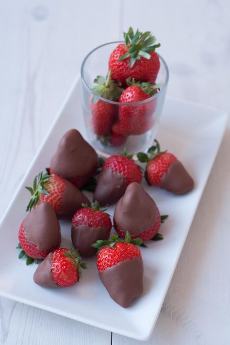 Chocolate Covered Strawberry Recipe, Chocolate Dipped Strawberries, Small Desserts, Strawberry Dip, Covered Strawberries, Chocolate Strawberries, Chocolate Covered Strawberries, Strawberry Recipes, Chocolate Dipped