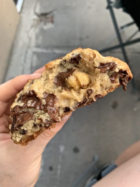 Levain Bakery Cookies, Chocochip Cookies, Levain Cookie Recipe, Cookies Nyc, Nyc Cookies, Yummy Things To Bake, Levain Cookies, Cookies Bakery, Chocolate Chip Walnut Cookies