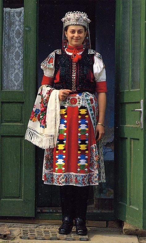 FolkCostume&Embroidery: Overview of the peoples and costumes of Transylvania Norway Culture, Bulgarian Folklore, Bulgarian Clothing, Costumes Around The World, Portuguese Culture, Folk Clothing, Mode Boho, National Dress, Folk Dresses