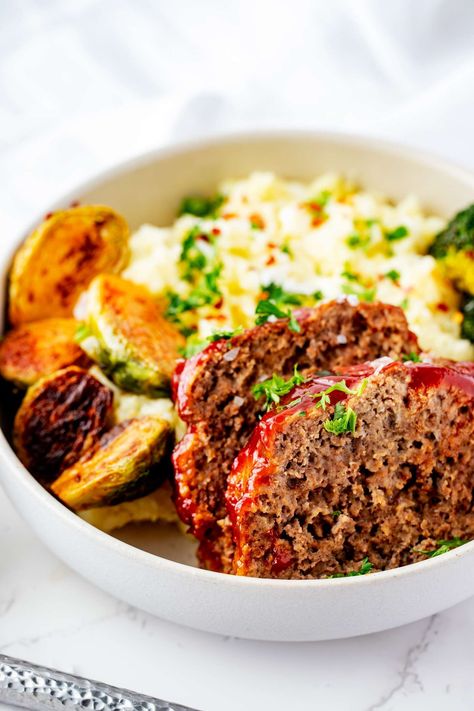 For a comforting weeknight family meal or cozy weekend dinner, this Ninja Foodi meatloaf recipe is sure to be a hit! It is super-moist, bursting with flavor, and delivers everything we love about classic meatloaf. Give this easy one-pot recipe a try, and you will be hooked. Ninja Foodi Meatloaf, Crockpot Mashed Potatoes, Leftover Meatloaf, Garlic Roasted Broccoli, Plain Bread, Classic Meatloaf, Gluten Free Bread Crumbs, Cozy Weekend, Warm Apple Cider