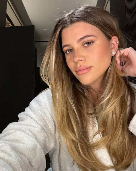 The Bambi Blonde Hair Trend Will Be Everywhere in 2024 | Who What Wear UK Sofia Richie Brown Hair, Old Money Blonde, Sofia Richie Style, Sofia Richie Grainge, Sophia Richie, Blonde Lowlights, Bronde Hair, Dirty Blonde Hair, Honey Blonde Hair