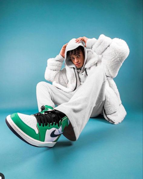 0.5 Pose Ideas, High Energy Poses, Creative Studio Shoot Ideas Men, Rap Photoshoot Ideas, Photoshoot Ideas Guys, Sneaker Poses, Nike Fashion Photography, Sneaker Pose, Streetwear Studio Photoshoot