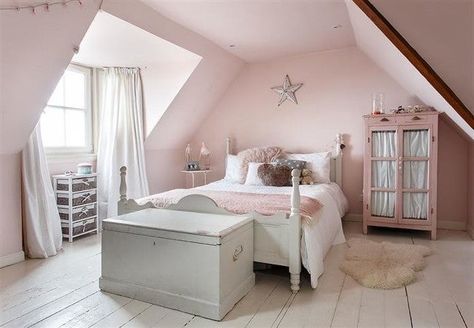 Pretty bedroom painted in calming Calamine. Floor painted in Slipper Satin. House featured in the August issue of 25 Beautiful Homes. Calamine Bedroom, Calamine Farrow And Ball, Farrow And Ball Calamine, Breakfast Room Green, Girls Room Colors, Touch Of Gray, Farrow And Ball, Pink Bedrooms, Attic Bedroom