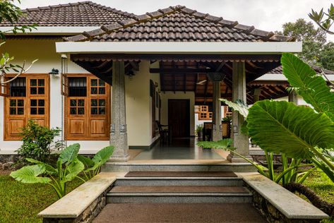 Indian Farmhouse, Open Courtyard, Single Storey House, Kerala Traditional House, Kerala Architecture, Busy Road, Designing A Home, Kerala House, Open Architecture