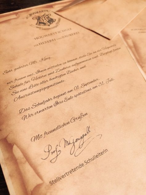 „Welche Hoffnung wirst du niemals aufgeben?“ - „Das irgendwann der Brief aus Hogwarts kommt“ | I have create personalized hogwarts acceptance letter and envelope with a ticket for the hogwarts express at platform 9 3/4 Hogwarts Brief, The Hogwarts Express, Hogwarts Acceptance Letter, Acceptance Letter, Hogwarts Express, Harry Potter Diy, Hogwarts, Harry Potter, Envelope