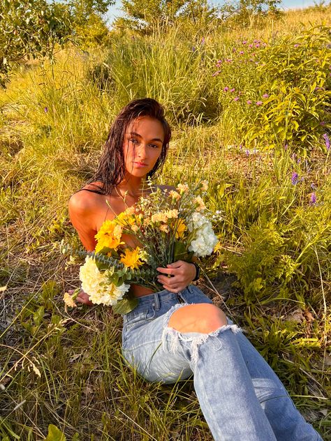 Flower On Chest Photoshoot, Flower Over Chest Photoshoot, No Top Flower Photoshoot, Flower Corset Photoshoot, Flower As Top Photoshoot, Bouquet Top Photoshoot, Flower Top Pictures, Fun Spring Photoshoot Ideas, Flower Top Session