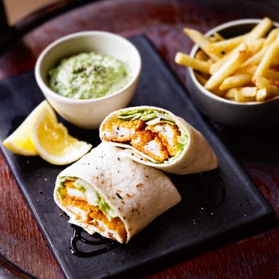 Fish finger wraps made with shredded lettuce and tartare sauce. Serve the wraps with classic french fries and drizzle with balsamic vinegar - a tasty dish that's ready in 20 minutes. Finger Wraps, Chilli Fish, Tartare Sauce, Wraps Recipes Easy, Salad Vegetables, Chorizo Pasta, Fish Fingers, Wrap Recipe, Fish Finger