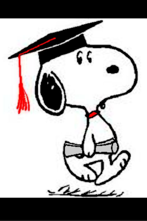 Graduating Garfield Graduation Cap, Senior Drawing Ideas, Snoopy Parking Spot, Snoopy Graduation Cap, Graduation Doodles, Graduation Poster Ideas, Snoopy Graduation, Snoopy School, Snoopy Tattoo