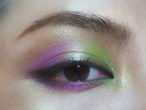 Green And Purple Witch Makeup, Green And Purple Eye Makeup, Purple Witch Makeup, Makeup Hooded Eyes, Witch Purple, Emo Quartet, Purple Witch, Purple Eye Makeup, Witch Makeup