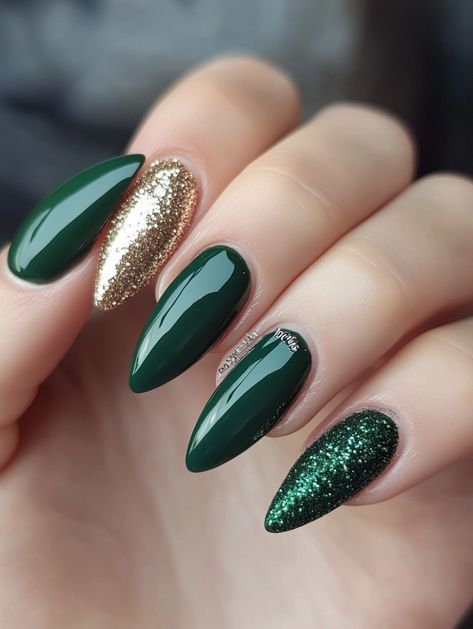 Simple Nail Design Christmas, Simple Christmas Nails Green And Gold, Silver Holiday Nails Christmas, Festive Christmas Nails Green, Christmas Green And Gold Nails, Green Glitter Gel Nails, Christmas Nail Designs Green And Gold, Christmas Nails Ideas Green, Nails For Christmas Green