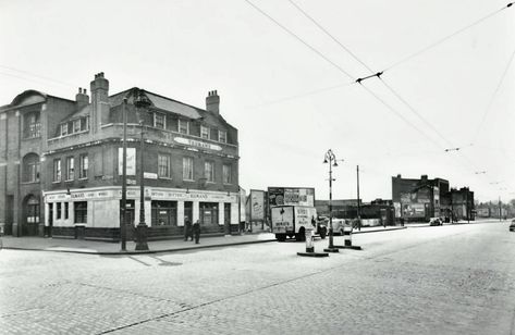 https://flic.kr/p/FY11nz | Stepney Year 1952 | Under the wires on Mile End Road , and "The Bancroft Arms" PH. (CollectionFB)