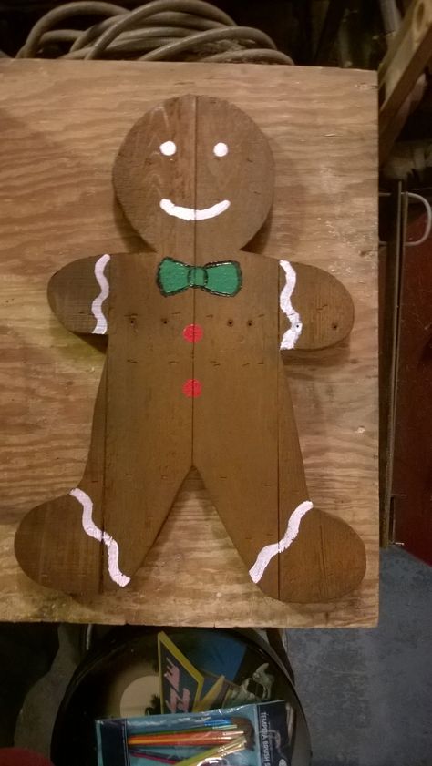 Pallet wood gingerbread man I threw together this evening after  I finished my snowman. Wood Gingerbread Man, Wood Santa Claus, Christmas Pallet Signs, Wood Gingerbread, Wood Santa, Gingerbread Gifts, Christmas Yard Art, Pallet Christmas, Deco Nature