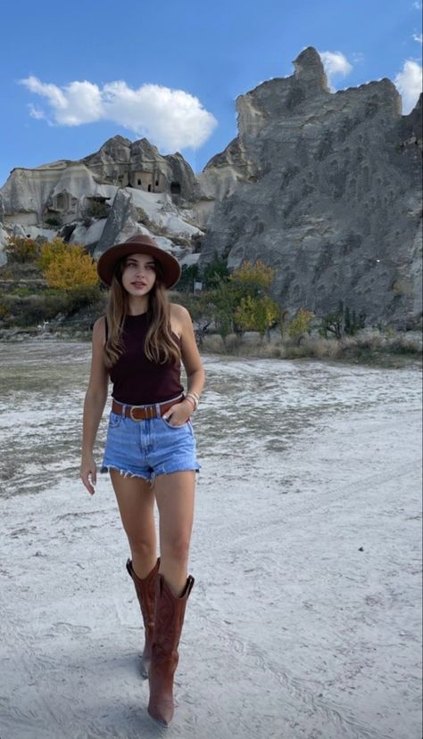 Brown Cowgirl Boots Outfit, Shorts And Cowboy Boots Outfit, Folk Outfit, Outfit Botas, Cowgirl Boots Outfit, Cowgirl Style Outfits, Bota Country, Cute Country Outfits, Looks Country