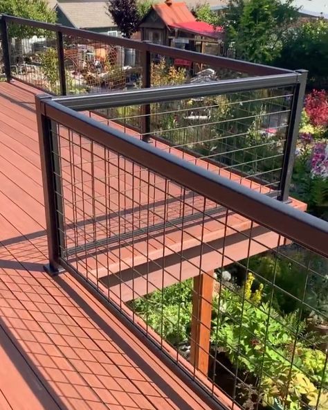 Steel Porch Ideas, Hog Wire Porch Railing, Hog Panel Deck Railing, Metal Railings Outdoor, Metal Deck Railing Ideas, Hog Wire Deck Railing, Farmhouse Balcony, Front Porch Railing Ideas, Lake House Deck