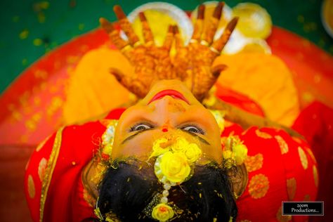 Haldi Rasam Photography, Haldi Ceremony Photography Poses, Bridal Haldi Photoshoot, Haldi Ceremony Photography, Haldi Stills, Haldi Photography Ideas, Haldi Rasam, Haldi Pose, Funny Wedding Poses