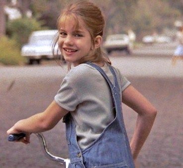 Anna Chlumsky de My Girl My Girl 1991, My Girl Film, Bar Top Ideas, 1990 Aesthetic, Anna Chlumsky, Movie Duos, Girl Film, Owl City, Girl Movies