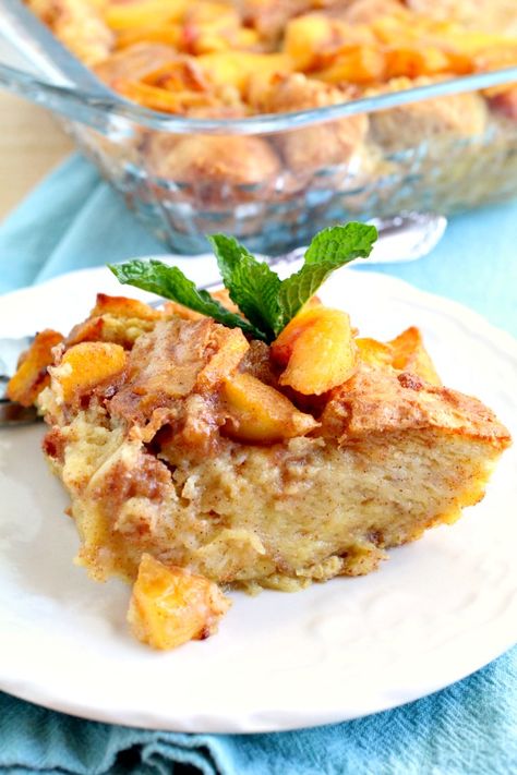 Amazingly delicious, Easy Peach Cobbler Bread Pudding is full of fresh peaches, rich custard, and a hint of rum! #breadpudding #dessert #dessertrecipes #callmepmc #recipes Fruit Bread Pudding, Peach Cobbler Bread, Biscuit Bread Pudding, Peach Bread Puddings, Best Bread Pudding Recipe, Easy Peach Cobbler, Old Fashioned Bread Pudding, Popular Desserts Recipes, Popular Dessert