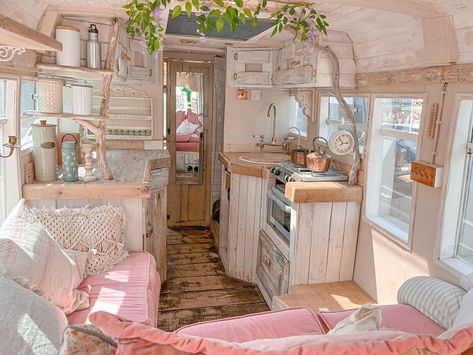 Woman Priced Out of the Housing Market Transforms a Minibus Into a Quaint Cottage - Living in a shoebox Skoolie Life, Sleek Interior, Bus Home, Creative Woman, Camper Interior Design, Vintage Camper Remodel, Kombi Home, Shuttle Bus, Quaint Cottage