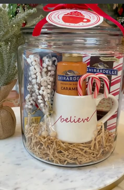 Cocoa Basket Ideas, Secret Sister Christmas Gift Ideas, Hot Cocoa Basket, Hot Cocoa Gift Ideas, Hot Cocoa Gifts, Homemade Xmas Gifts, Christmas Jar Gifts, Auction Gift Basket Ideas, Hot Cocoa Gift