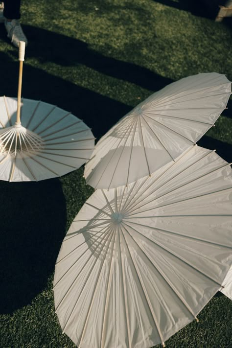 White Parasols Wedding, Wedding Paper Umbrella, White Umbrellas Wedding, Sun Umbrella Wedding, White Parasol Wedding, White Umbrella Wedding, Space Theme Wedding, Bridal Shower Umbrella, Umbrellas Wedding