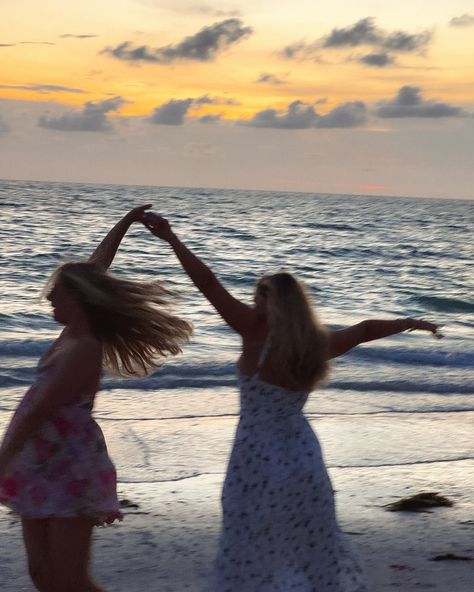 best friend photoshoot, sunset beach photoshoot, bestie photo ideas, bff photoshoot, bsf photo ideas, friend photos, group photo ideas, beach photo ideas Beach Poses With Friends Photo Ideas, Poses For Pictures Instagram Beach Friends, Beach Pictures Group, Best Friend Pictures Beach Photo Ideas, Beach Photoshoot Ideas Friends, Bsf Photo Ideas, Beach Core Aesthetic, Aesthetic Beach Pictures With Friends, Beach Group Photo Ideas