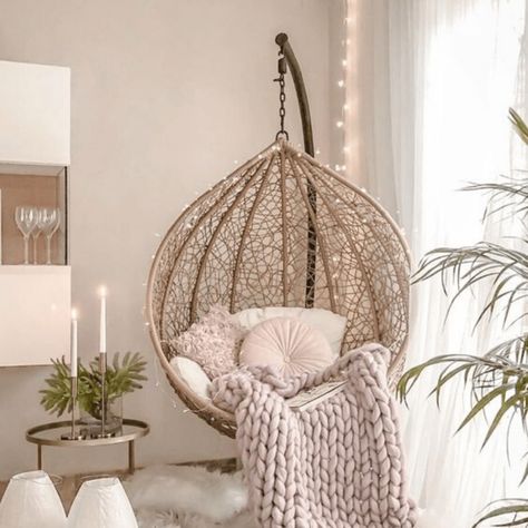 Hanging chairs for a cosy and stylish décor - Missmv.com Hanging Chair Living Room, Modern Hanging Chairs, Bedroom Hanging Chair, Swing Chair Bedroom, Hanging Egg Chair, Christmas Room Decor, Cute Bedroom Decor, Christmas Room, Bedroom Chair