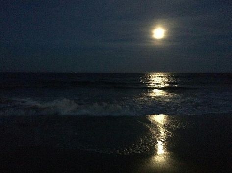 Dark Beach, Ocean At Night, Beach At Night, The Moon Is Beautiful, Beach Night, Night Scenery, Night Vibes, Blue Hour, Pretty Photos