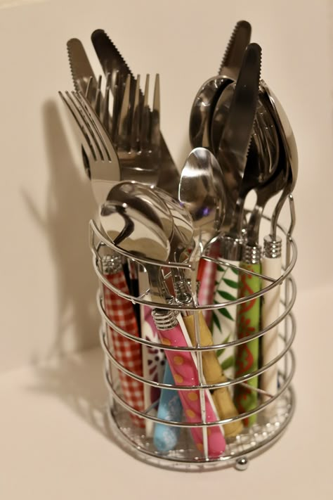 eclectic cutlery, mix & match, silverware, vintage, colorful, funky, kitch accessories, kitchen appliances House Accessories Aesthetic, Funky Kitchen Utensils, Funky Utensils, Fun Kitchen Utensils, Funky Silverware, Kitchen Wear, Funky Kitchen Decor, Aesthetic Silverware Set, Colorful Silverware