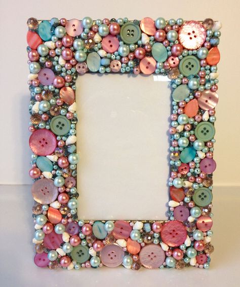 Button Frames Ideas, Bead Picture Art, Beaded Photo Frame, Button Picture Frames, Beaded Picture Frames, Valentines Love Letter, Diy Valentine Decor, Decorating Picture Frames, Diy St Patrick's Day Crafts