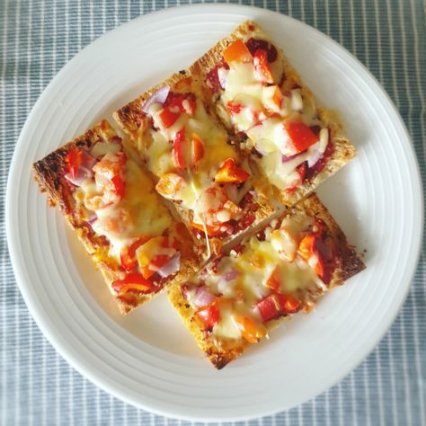 Cruskit Pizza 😋 yep it's pizza theme this week!! And it turned out so well!!! This meal would come to roughly 320 cals and only took 10 mins prep and 10 mins in the grill. An easy lunch or snack for you or the kids. Base - Cruskits Sauce - tomato paste, pepper, oregano, basil, garlic Topping - light grated cheese, capsicum, tomato and red onion (as that is all I had in the fridge 😂) #pizza #recipe #healthy #food #health #nutrition #nutritionist #fit #fitness #exercise #meal #mealprep #cooki Cruskits Toppings Lunch Ideas, Cruskits Toppings, Work Lunches, Easy Lunch, Work Lunch, Health Nutrition, Recipe Healthy, Pizza Recipe, Grated Cheese