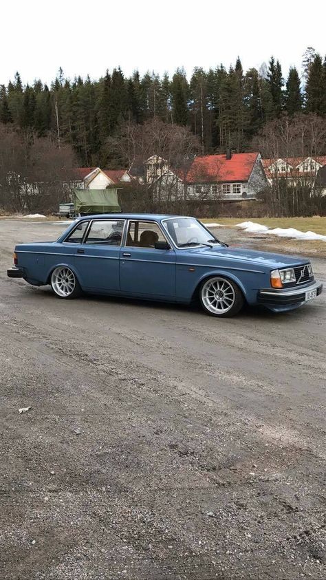 Old Vintage Cars, Volvo 240, Car Wallpaper, Old School Cars, Classic Mercedes, Rims For Cars, Volvo Cars, Mercedes Benz Cars, Benz Car