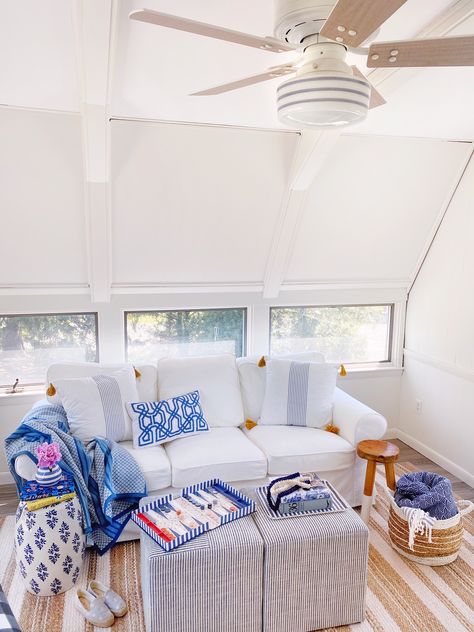 Preppy Living Room, Sunroom Makeover, Preppy House, Hangout Room, Dorm Room Inspiration, Preppy Room Decor, Preppy Room, Redecorate Bedroom, Blue Rooms