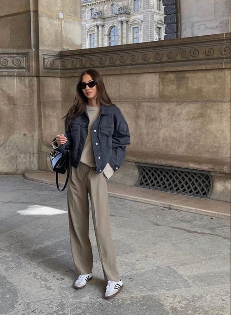 Adidas Business Casual, Nyc Street Style Fall 2023, Taupe Color Combinations Outfit, Sambas Work Outfit, Tan Sneakers Outfit, Architect Outfit Women, Blazer Outfits Business Casual, Taiwan Street Fashion, Blazer Outfits Business