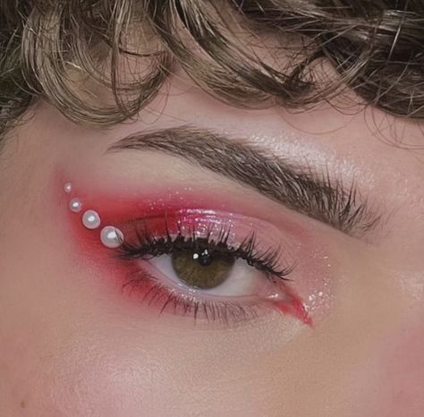 Pink Makeup With Pearls, Pink Pearl Eye Makeup, Cherry Eyeliner, Cherry Eye Makeup, Eyeshadow With Pearls, Pink Pearl Makeup, Eye Makeup With Pearls, 30th Outfit, Princess Lifestyle