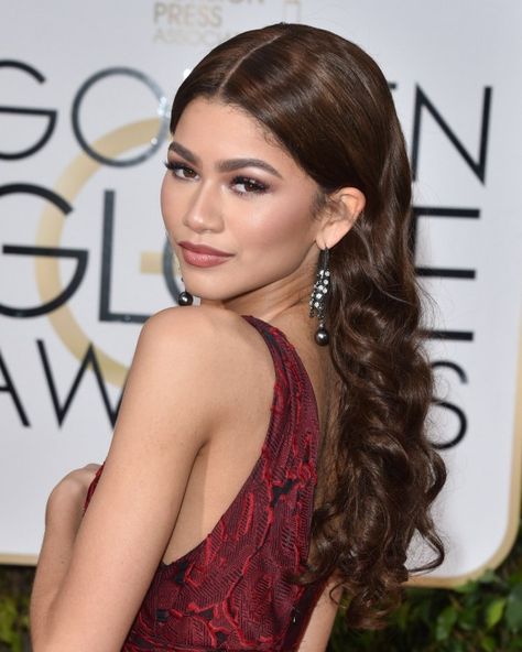 Seen at: 2016 Golden Globes We were practically blinded by All. That. Shine. The Disney Channel star proved she's all grown up with smoky eyes and picture-perfect hair styled into voluminous curls. Golden Globes Hair, Latest Black Hairstyles, Estilo Zendaya, Zendaya Hair, Formal Hairstyles For Long Hair, Red Carpet Hair, Peinados Fáciles Para Cabello Corto, Wedding Hair Down, Celebrity Beauty