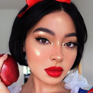 Marylia Scott (@maryliascott) • Instagram photos and videos Good Eye Makeup, How To Draw Good, Eye Makeup Tutorial For Beginners, Snow White Makeup, Snow White Cosplay, Draw Eye, Freckles Makeup, Faux Freckles, Character Makeup