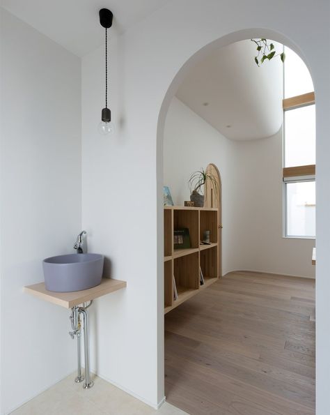 Arched openings and curved walls feature throughout this compact family home in Japan, designed by architecture studio Alts Design Office to make the interior feel more cosy. Modern Japanese Homes, Houses In Japan, Townhouse Interior, Arch Doorway, Double Doors Interior, Compact House, Mid Century Modern Kitchen, Arched Doors, Curved Walls