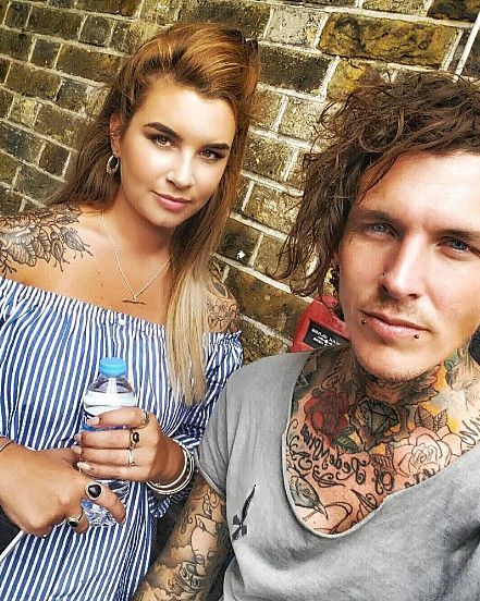 Who is Alice Perrin? Professional tattoo artist who stars on E4's Tattoo Fixers Alice Perrin, Dodie Tattoo, Tattoo Fixers, Dallas Tattoo, 12 Tattoos, Unusual Tattoo, Tattoo Apprenticeship, Mark Tattoo, Street Tattoo