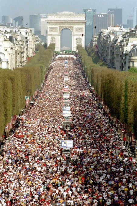 2nd marathon i did, april 2011 Running Events, London Marathon, Cycling Trips, Paris Images, Who Runs The World, Marathon Runners, Champs Elysees, Marathons, Vision Board 2023